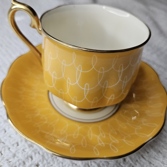 Royal Albert Crown Bone England China Teacup Saucer YELLOW GOLD w/White Swirls - Picture 3 of 16